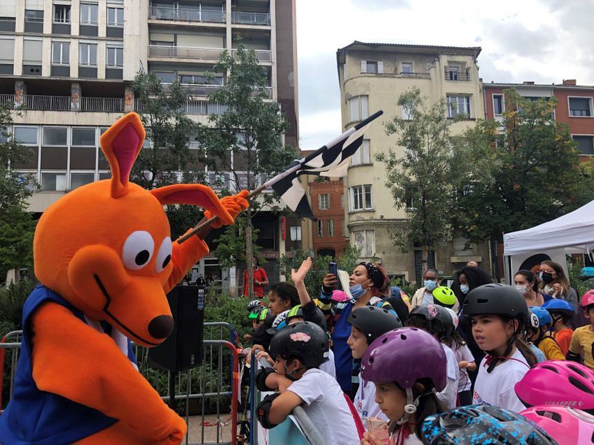 Des enfants au départ de la Grande Course des Trottinettes