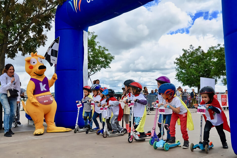 Des enfants au départ de la Grande Course des Trottinettes